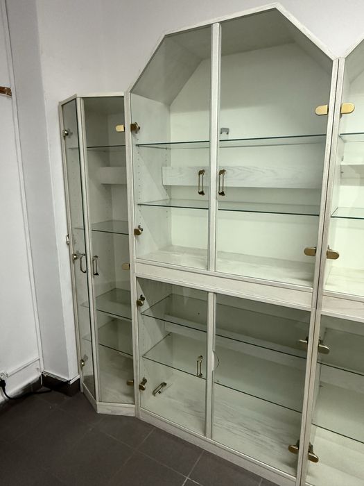 Szafa ekspozycyjna z półkami szklanymi