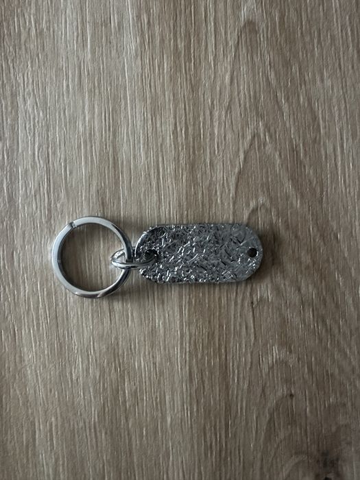 Sprzedam stylowy metalowy brelok MM6 Maison Margiela Paris.