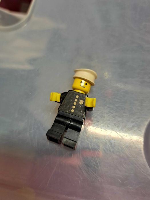 minifigurka policjanta z serii LEGO Classic Town z lat 80.