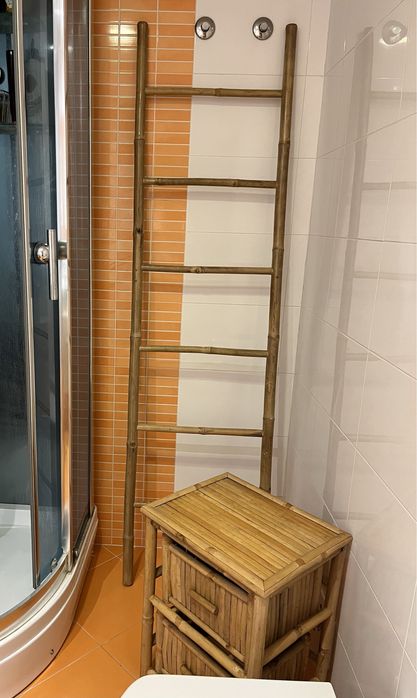 Movel c escadas p toalhas wc , carpetes varios mantas Alentejanas