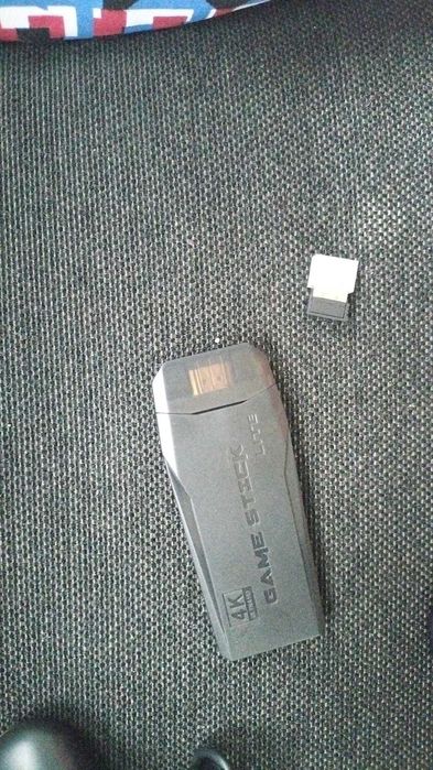 Consola retro com conectividade à televisão e com 2 comandos