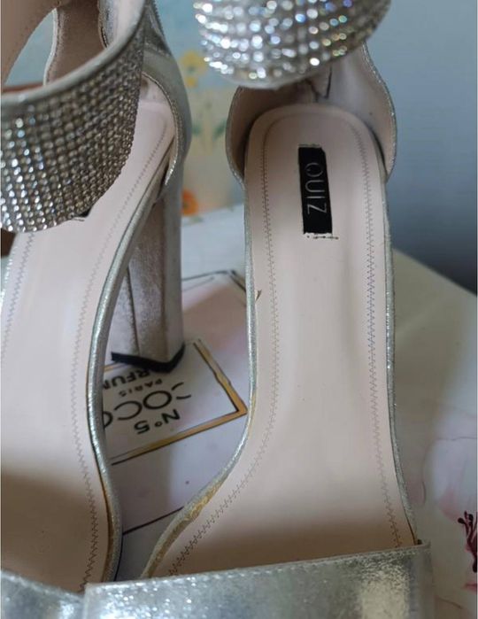 Фірмові босоніжки, каблуки преміум класу.Туфлі босоніжки quiz shoes zize 8-41сріблястого кольору для вечірок/коктейлів-26,7 см.