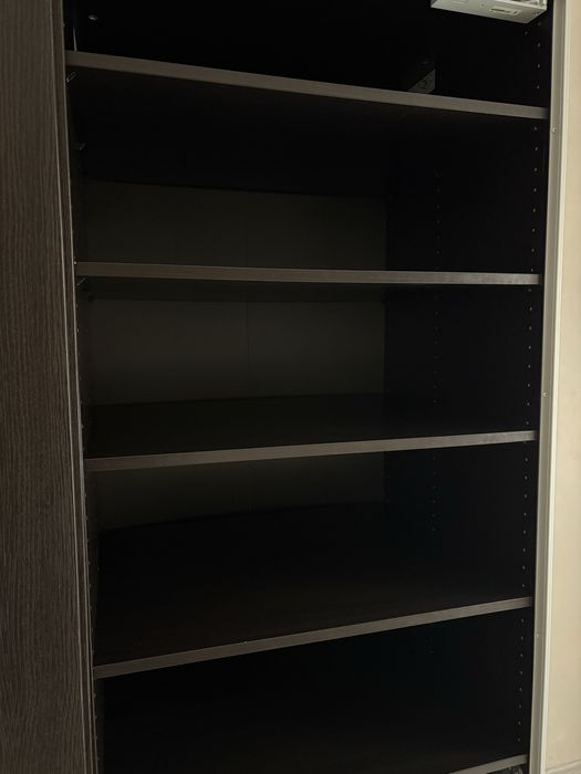 Szafa ikea pax z drzwiami przesuwnymi i pułkami modułowymi