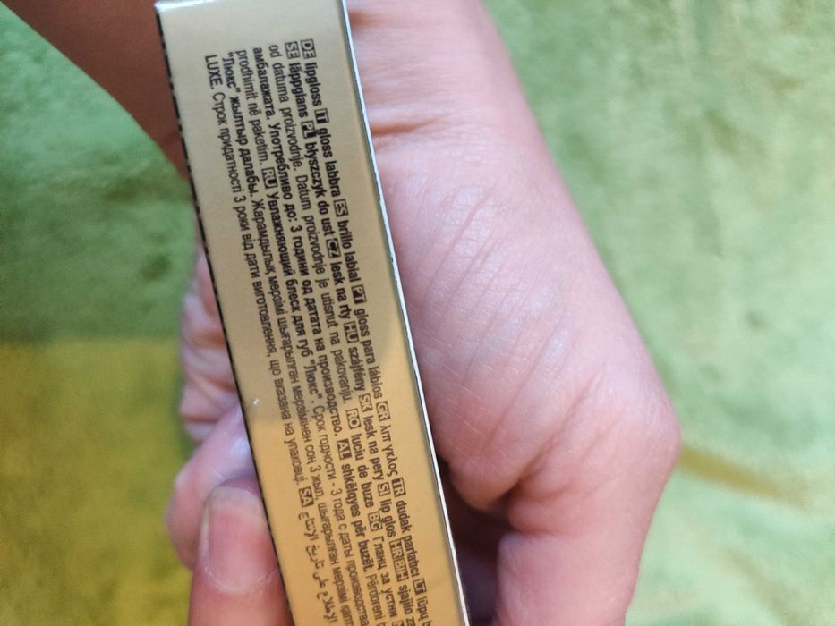 Avon luxe błyszczyk do ust połyskujący Proper Pink