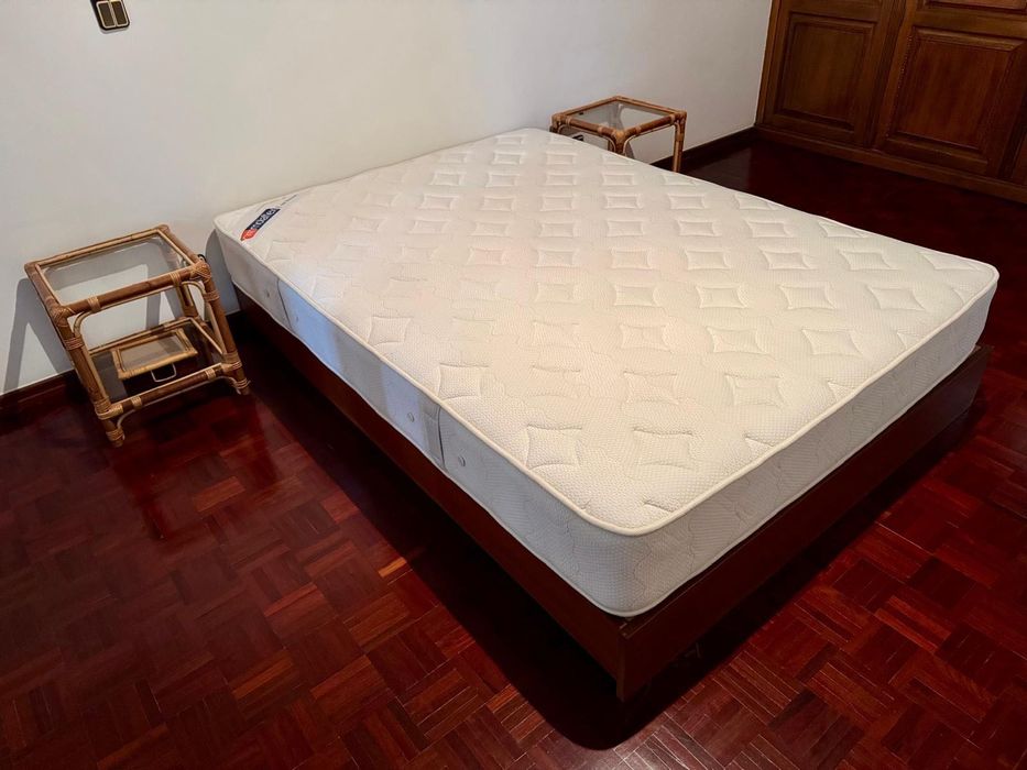 cama (1,40cm x 1,90cm) e duas mesas que podem ser vendidas à parte