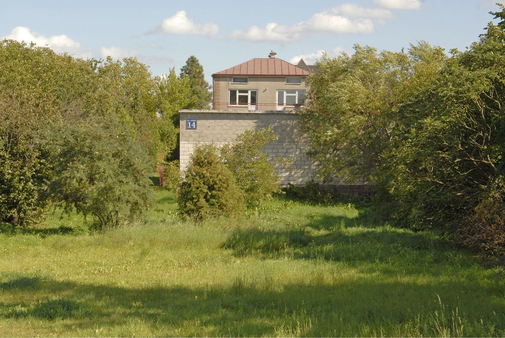 Duża działaka zabudowana domem jednorodzinnym - Więcej