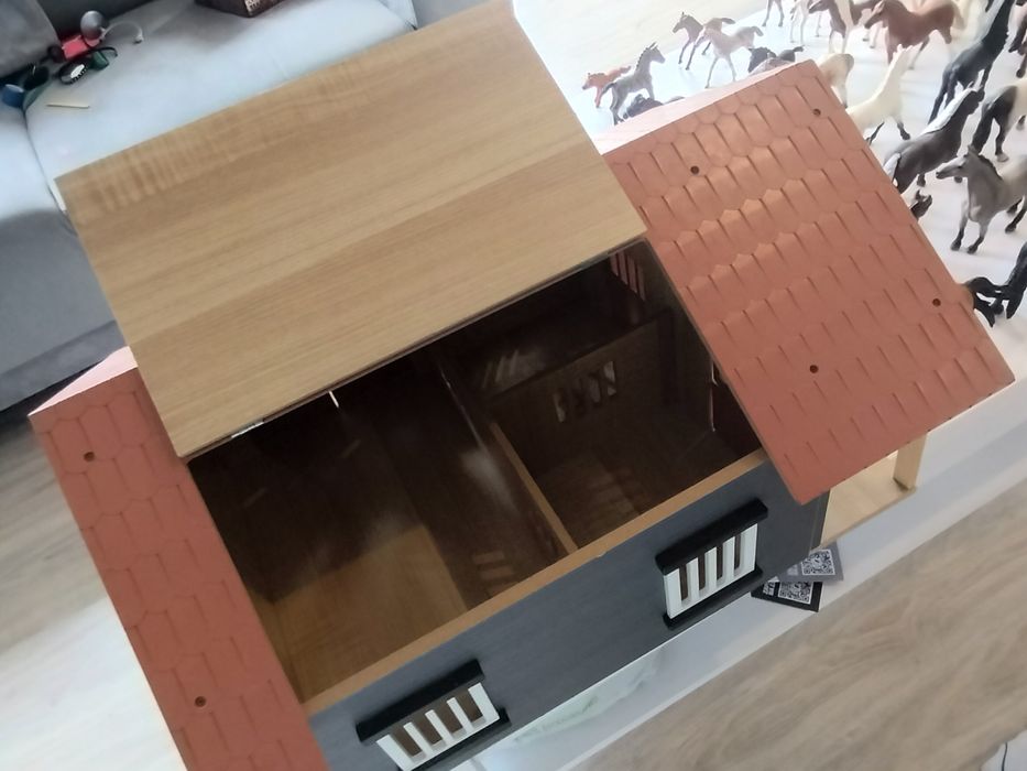 Zestaw Schleich: konie ze stajnią i przyborami