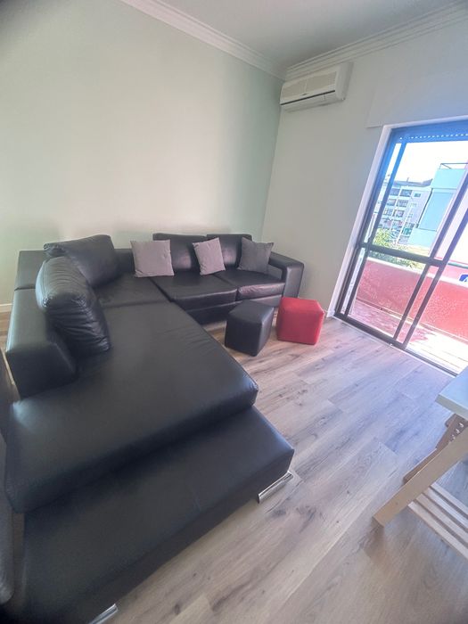 Sofá com chaise longue + 2 puffs