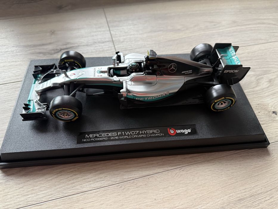 Модель болида F1 Mercedes 1:18