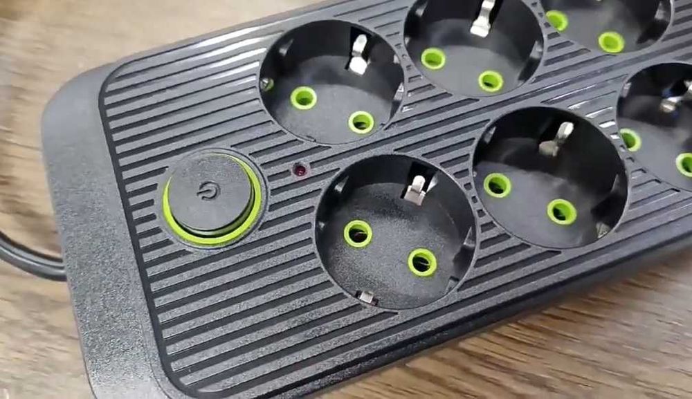 Сетевой фильтр-удлинитель с предохранителем 6 розетками 4 USB,1 Type-C тройник, переноска 2500 Вт Черный