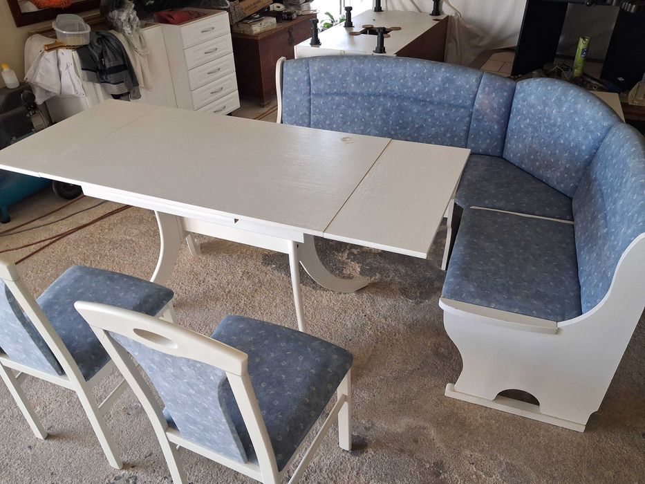 Mesa com cadeiras e bano