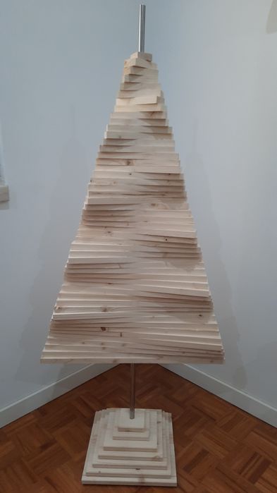 Árvore Natal em Madeira Moderna e Dinâmica