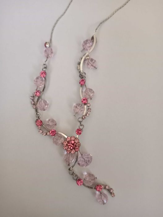 Colar com pedras cor de rosa