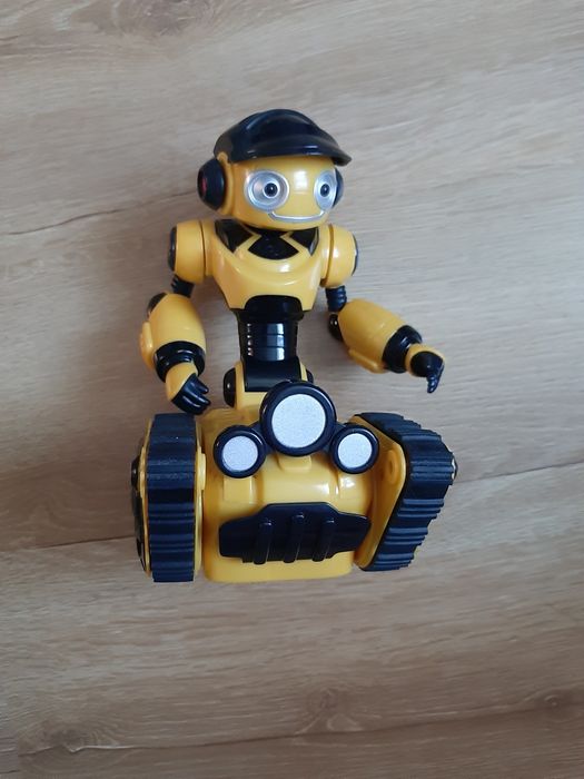 Robot na gąsienicach jeździ świeci