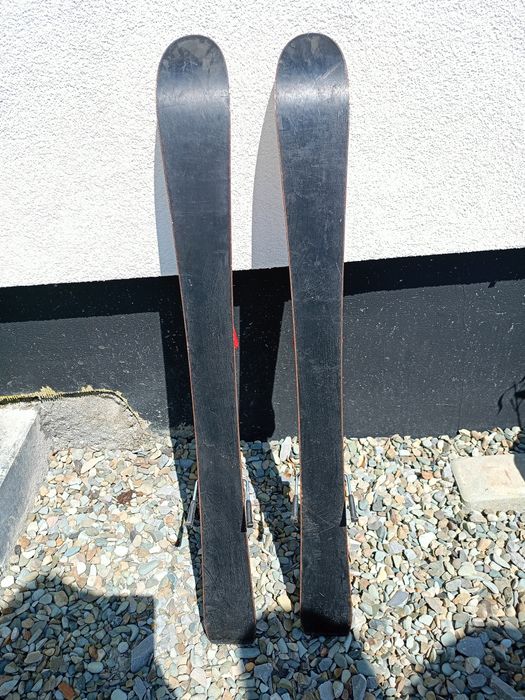 Narty i kask dziecięcy