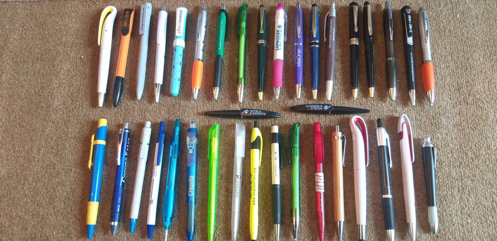 canetas de metal e plástico