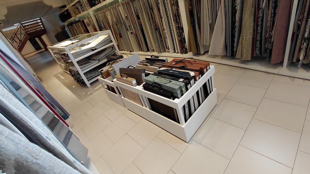 Caixa p/catalogos tecidos/papel parede c/ rodas 60x45x50h lacado branc