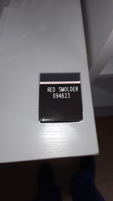 Żelowa szminka semi-shine Red Smoler