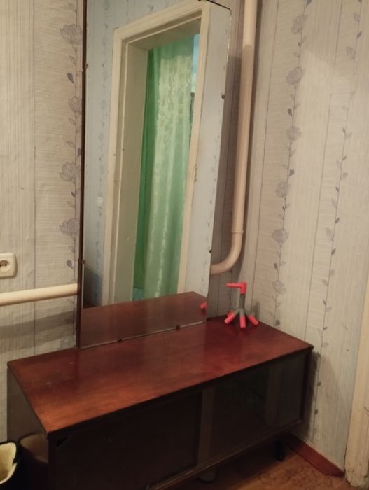 Меблі (сервант, трюмо, стіл)