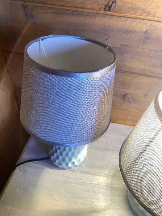 Dois candeeiros de mesa de cabeceira têm um design aconchegante
