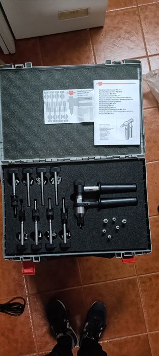 Alicate de cravar porcas na carroçaria
