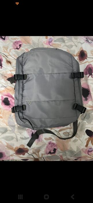 Nowy szary plecak do samolotu