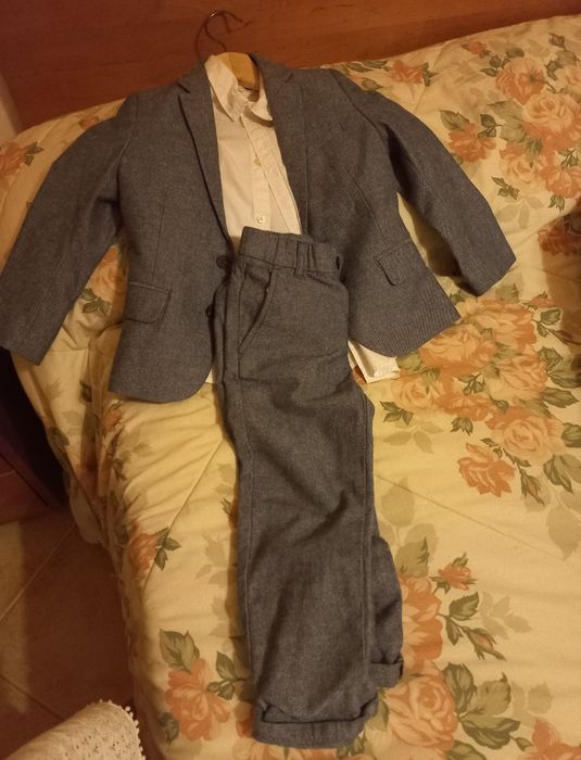 Vendo fato  clássico  de cerimónia com camisa branca  de menino tamanh