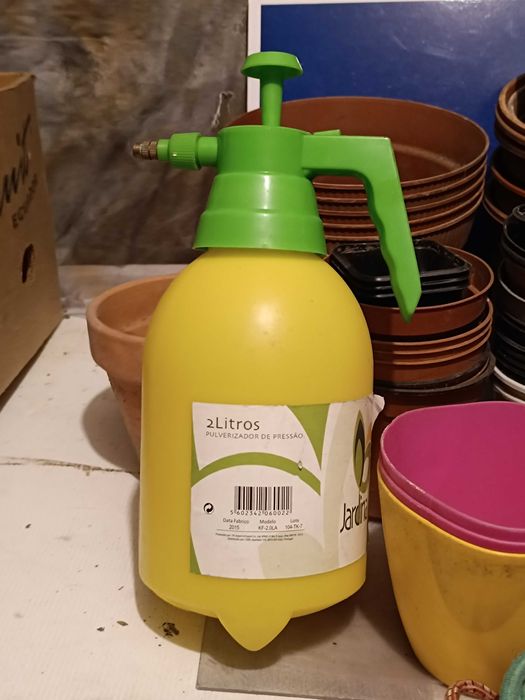 Conjunto de vasos, floreiras e pulverizador