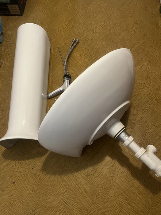 Umywalka z baterią i lustro z kinkietem do łazienki