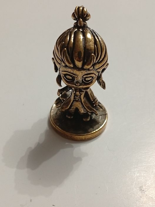 Figurka metalowa mosiądz elf wysokość 4 cm długość 2 cm .