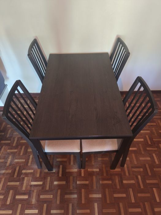 Recheio de casa: Como novo - Mesa de refeição + 4 Cadeiras