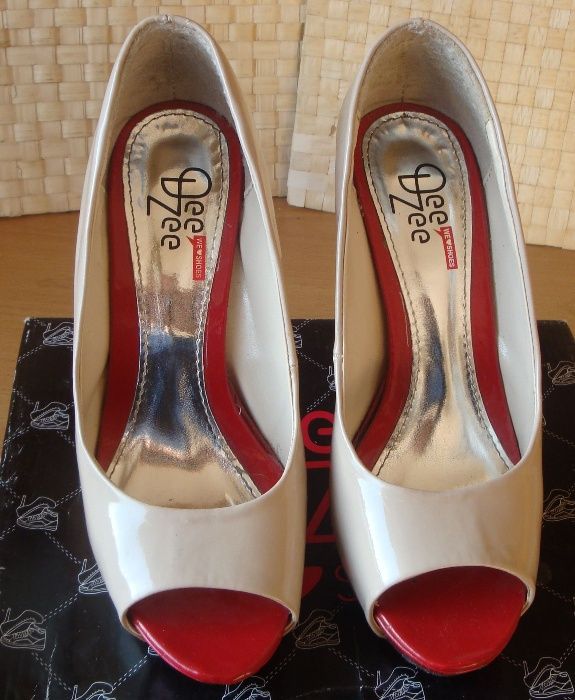 Szpilki beżowe marki Dee Zee