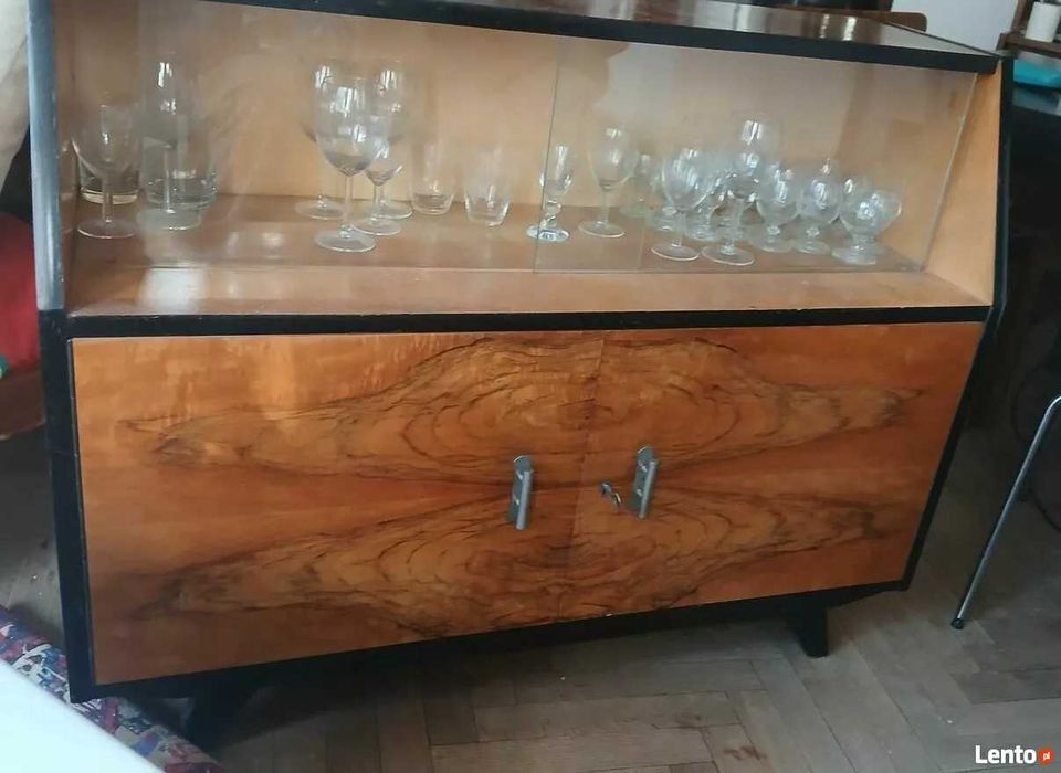 Przeszklona szafka z lat 50-tych