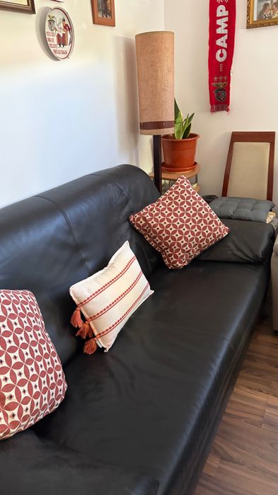 ofá de 3 Lugares em Pele Preta – Estilo e Conforto para a Sua Sala