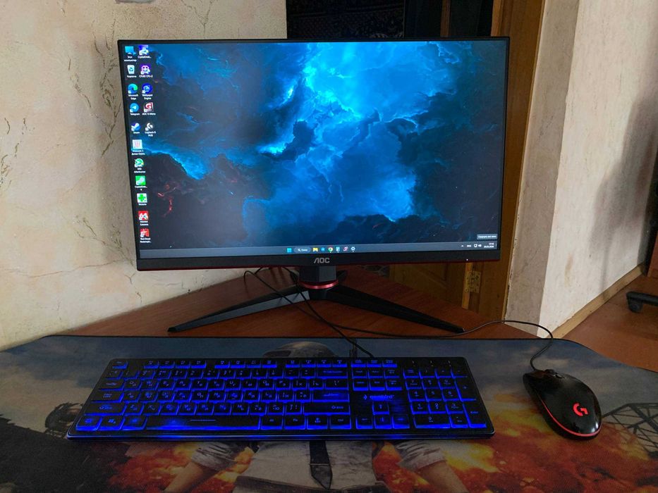 Игровой компьютер вместе со всеми девайсами