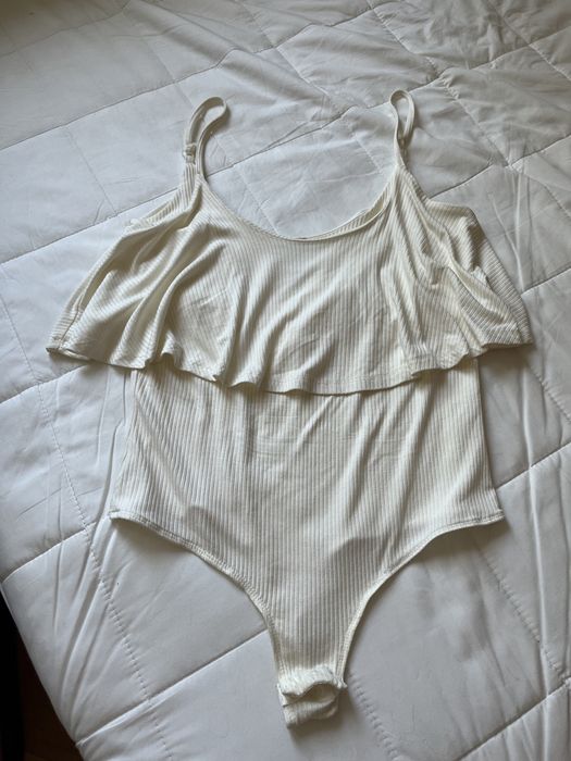 Yas piękne body wiskoza prazki falbana hiszpanka 40 l kremowe
