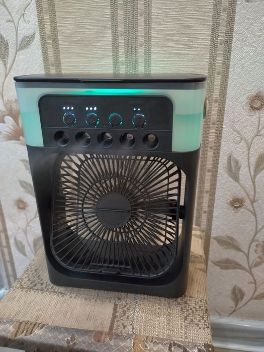 Увлажнитель воздуха працює від телефонної зарядки.