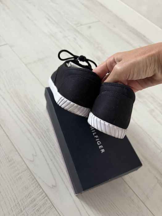Кросівки , сліпони, мокасіни Tommy Hilfiger