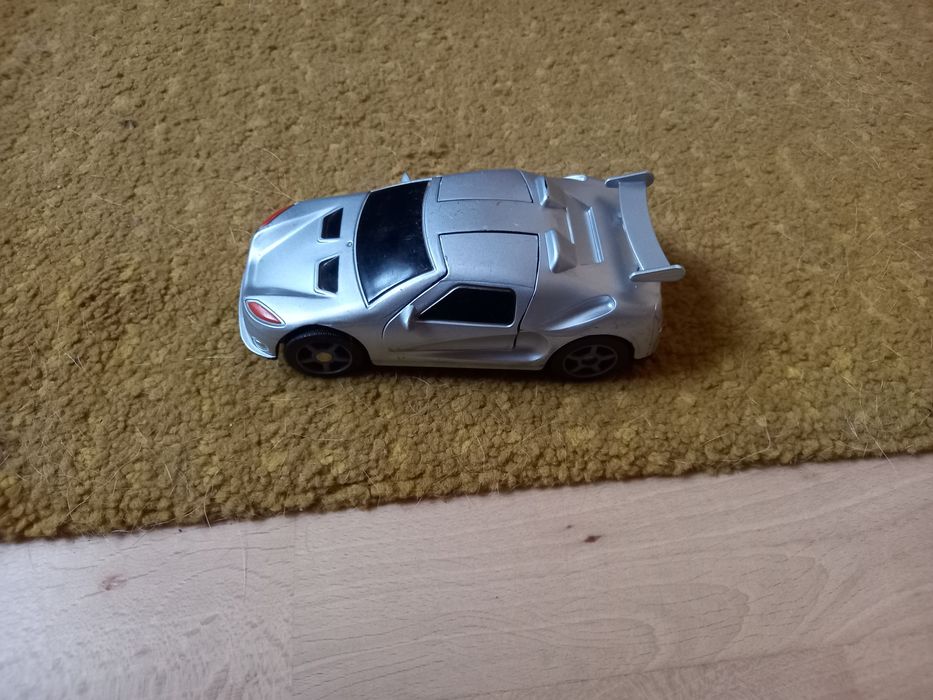 Srebrny samochód zabawka