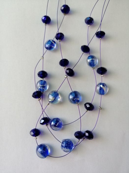 Naszyjnik z koralikami perłowymi.