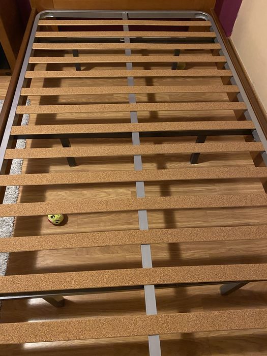 Cama de solteiro em pinho mel com estrado