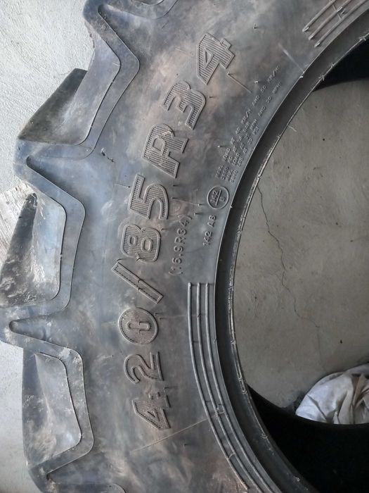 Ładna opona wzmocniona GOODYEAR - 34 (420/85) Uszkodzona