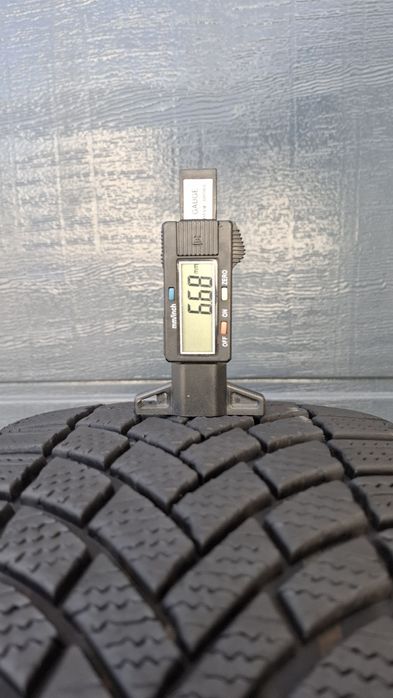Bridgestone 225/40 R18 Blizzak 6.7 mm 2024