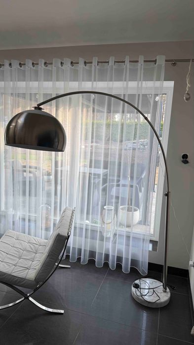 Wysoka lampa podłogowa