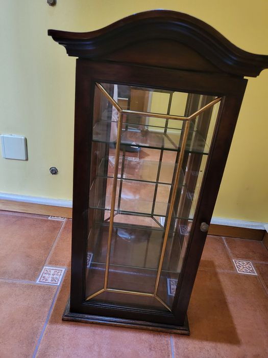 Vitrine de madeira