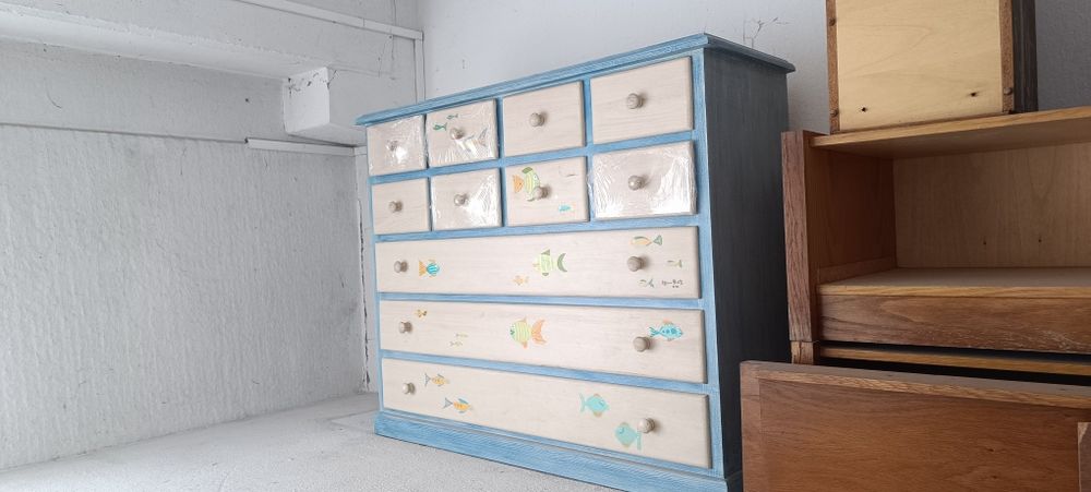 Cómoda de madeira maciça pintada à mão