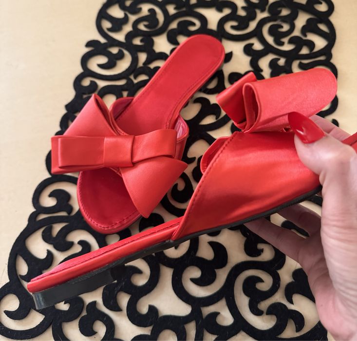 Piękne klapki z kokardami 38