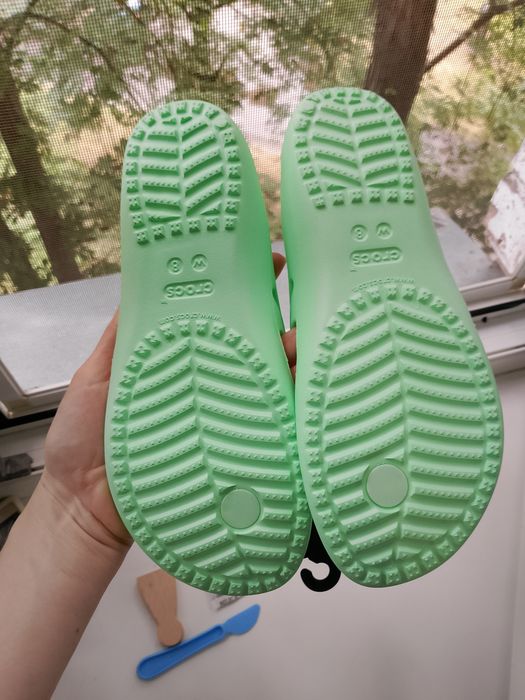 Шльопанці жіночі Crocs W8