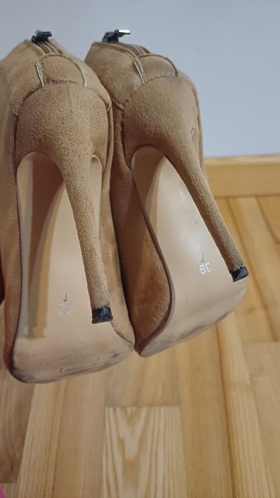 Kremowe buty na szpilce 39