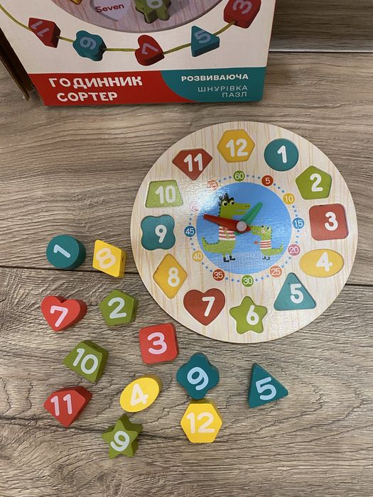 Деревʼяний сортер Годинник